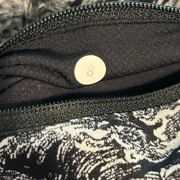 Women’s LuLuLemon Pace Rival Crops—size 8 - Picture 6 of 7